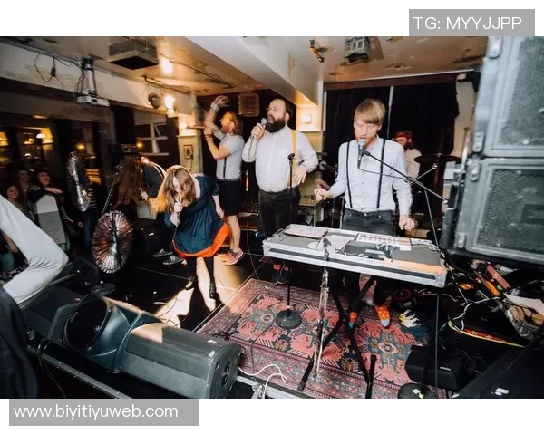 凯恩与妻子共享啤酒节欢乐时光为这一周的美好回忆添上完美句号